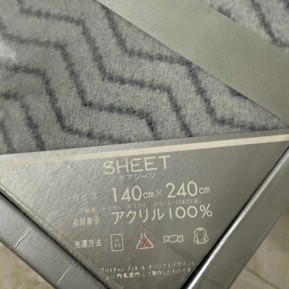 Dior Gray and White Bedding Sheet - Picture 3 of 8